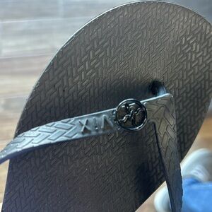 Vix Black Women's Textured Flip Flop Sandals with Logo Accent